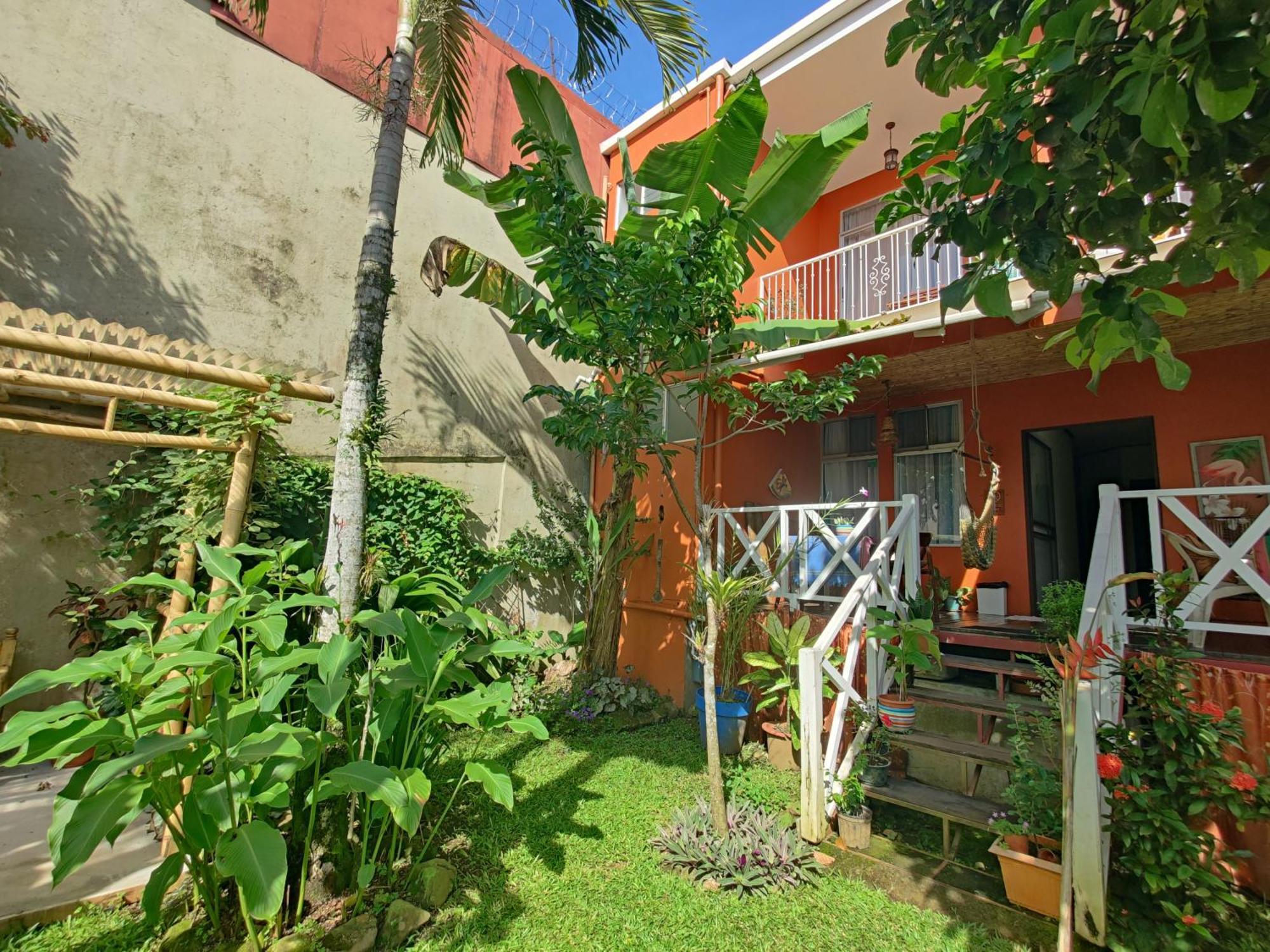 Casa De Lis Hotel & Tourist Info Centre Turrialba Exterior photo